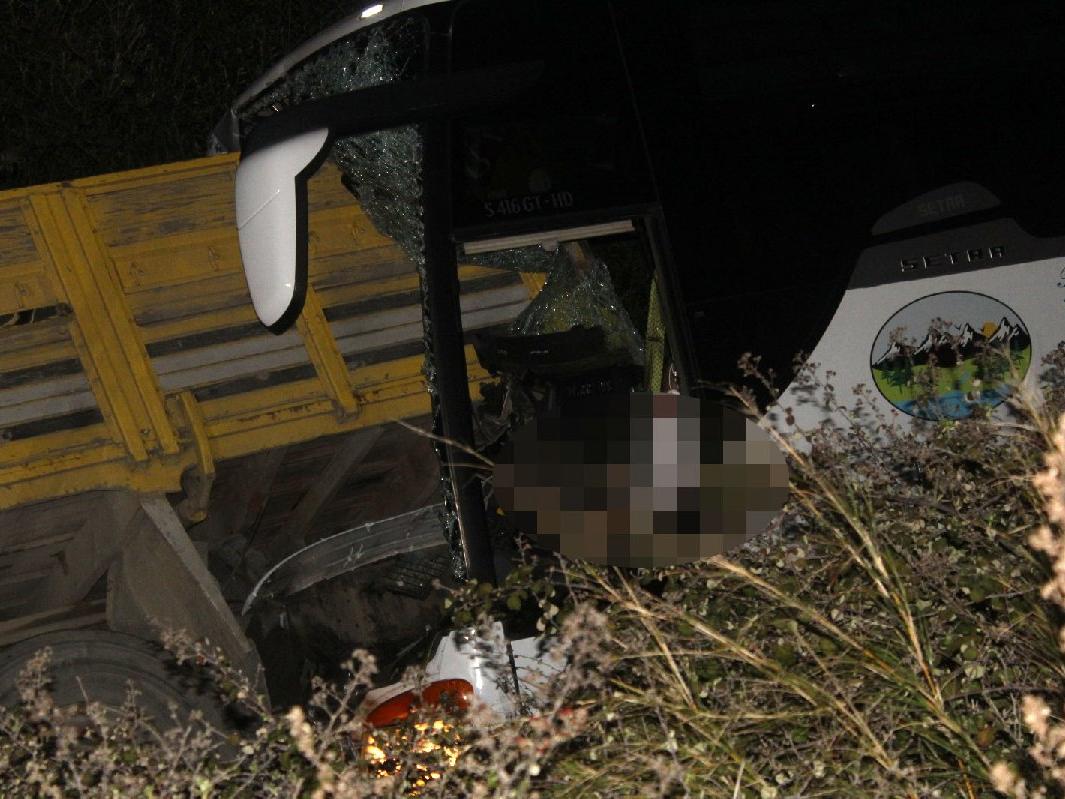 Balıkesir'de yolcu otobüsü ile kamyon çarpıştı: 2 ölü, 7 yaralı