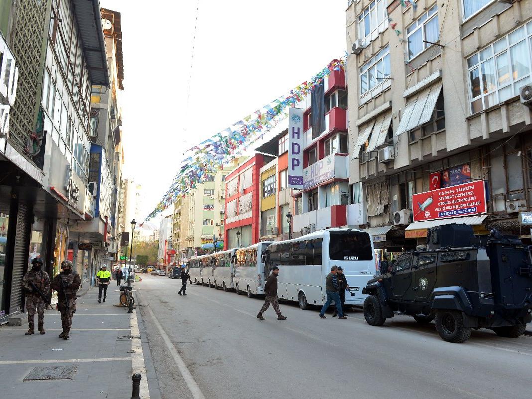 Adana'da HDP İl Eş Başkanı ve 11 kişi gözaltında