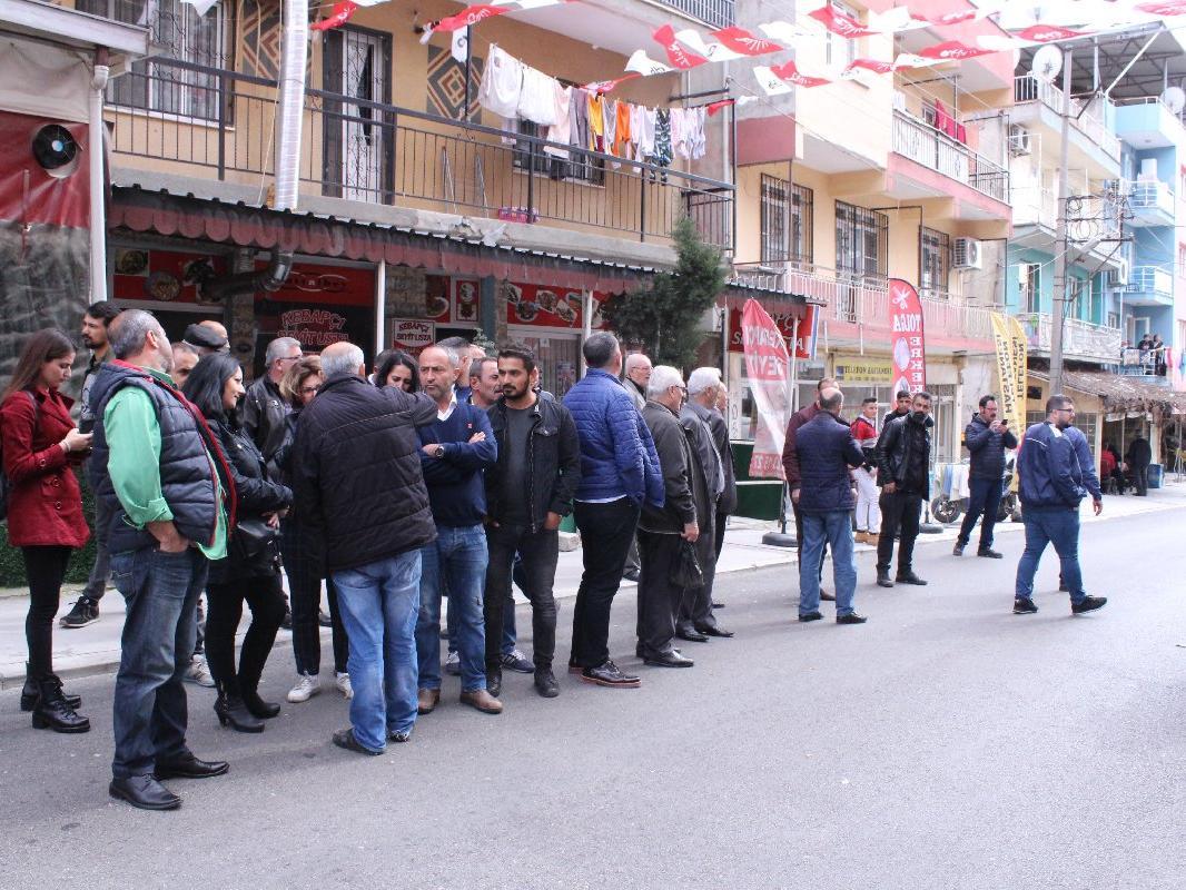İzmir Bayraklı'da CHP'nin seçim bürosuna silahlı saldırı