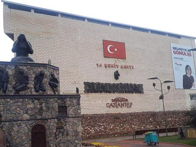 Gaziantep'teki şehit anıtında tepki çeken afiş