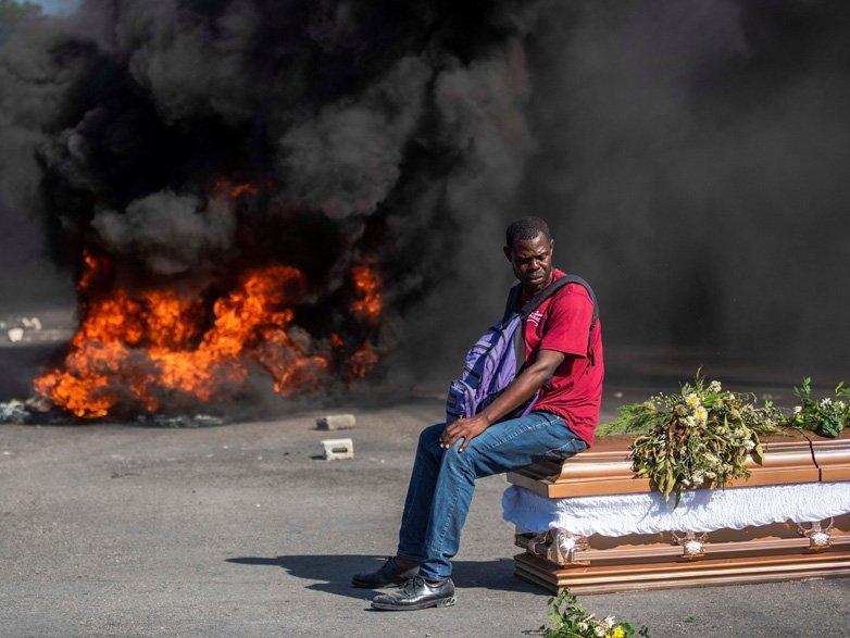 Haiti'de gösteriler devam ediyor... Cenazede ortalık karıştı