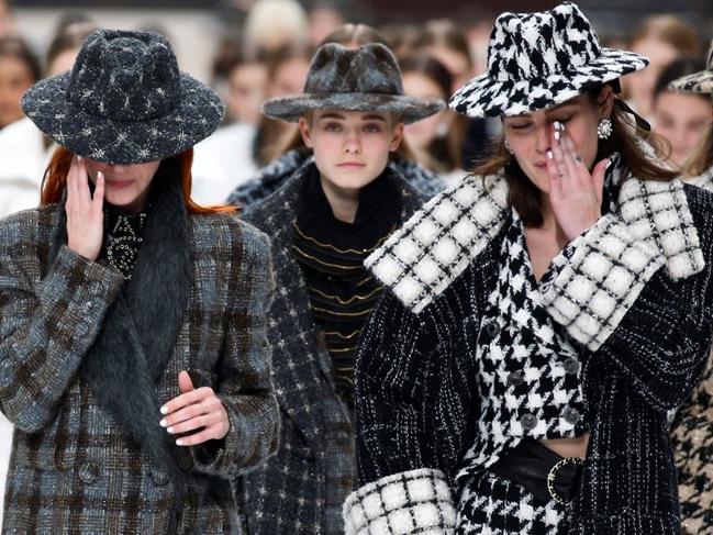 Karl Lagerfeld'in Chanel için hazırladığı son koleksiyon Paris Moda Haftası'nda sergilendi