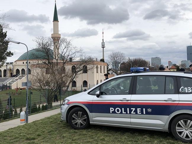 Avrupa'daki camilerde güvenlik önlemleri artırıldı