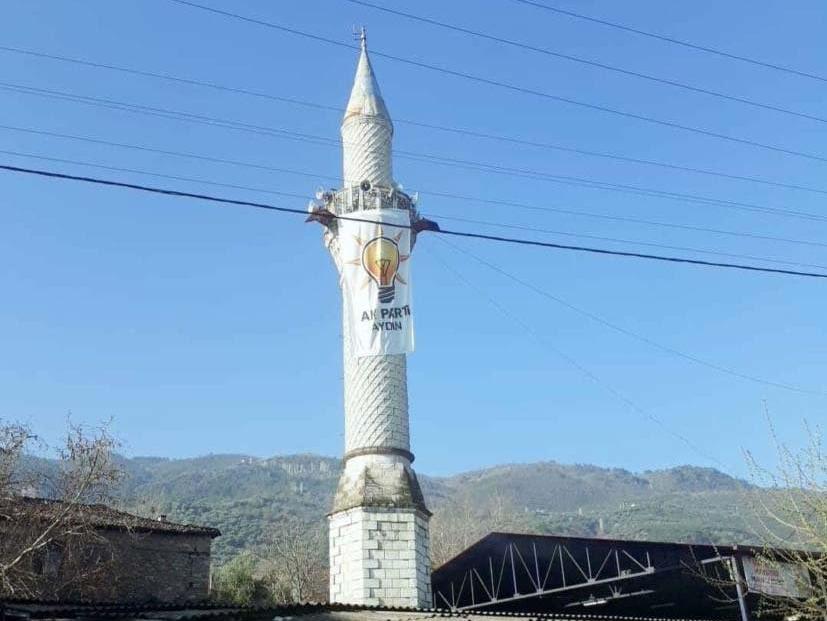 Cami minaresine AKP bayrağı astılar