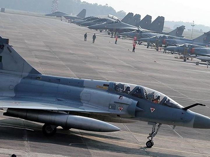 Pakistan-Hindistan sınırında savaş uçağı düştü