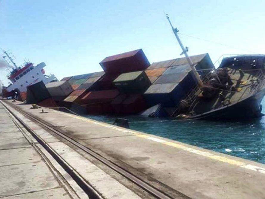 İran'da konteyner gemisi battı