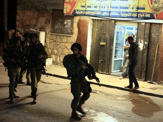 İsrail'den 29 Filistinliye gözaltı