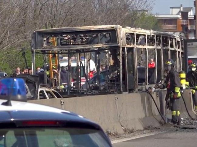Servis sürücüsü okul otobüsünü kaçırdı ve yaktı! İçinde 51 çocuk vardı
