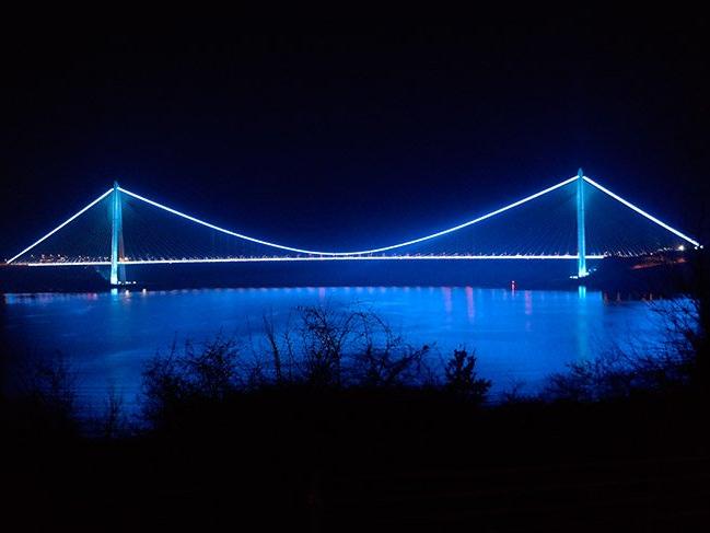 Köprüler kolon kanseri farkındalığı için mavi renge büründü