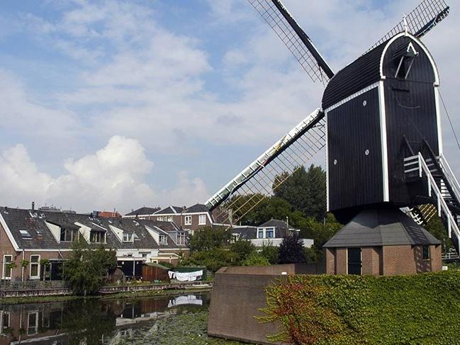 Yel değirmenleri ve kanalların şehri Leiden