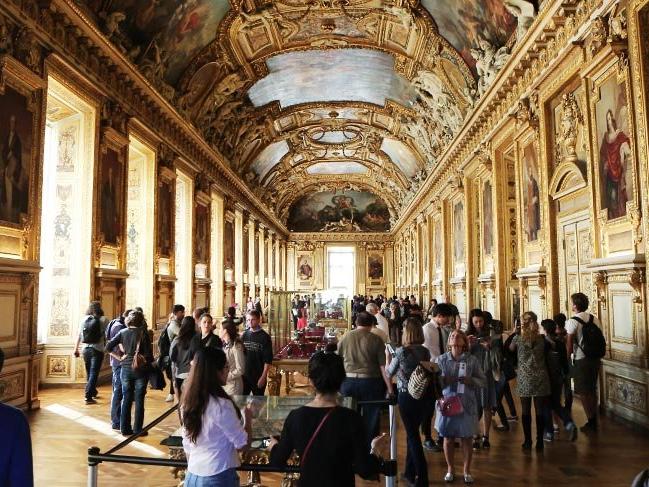 380 bin eserle dünyanın en büyüğü: Louvre Müzesi