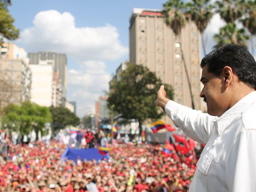 İki gündür karanlığa gömülen Venezuela'da Maduro suçluyu buldu