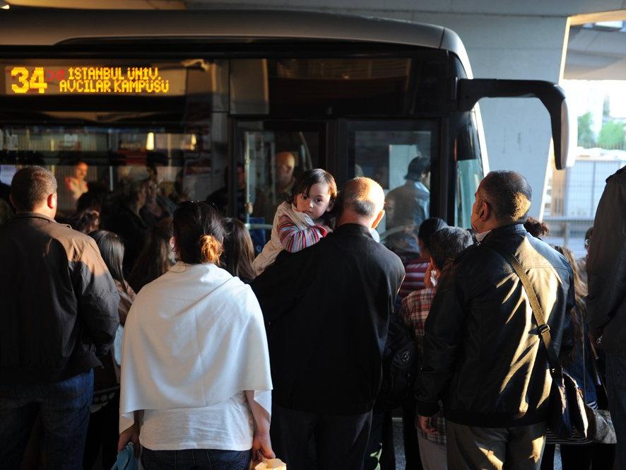 Metrobüs üst geçitleri 12 yılın ardından engellilere uygun hale getiriliyor