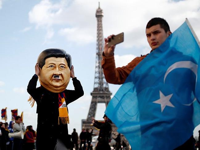Çin lideri Jinping'e Paris'te protesto!