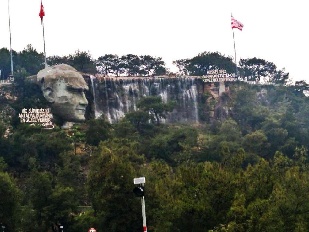 Türkiye’nin en büyük ikinci Atatürk maskı onarılmayı bekliyor