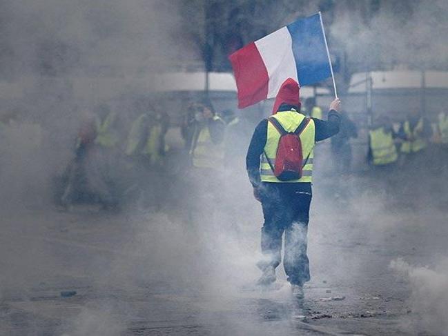 Fransa'da sarı yeleklilerin gösterilerinde güvenlik güçlerine ateş açma izni