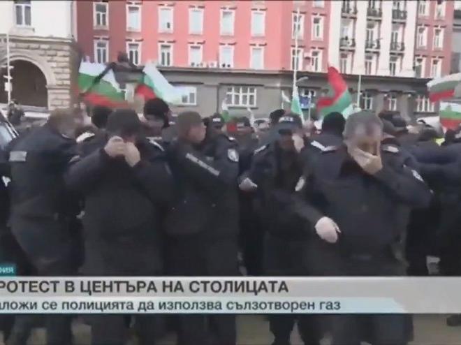 Bulgaristan'da polis biber gazını kendine sıktı