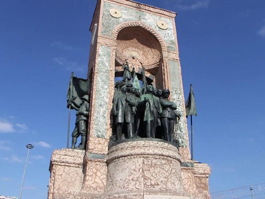 Taksim Cumhuriyet Anıtı ne zaman açıldı?