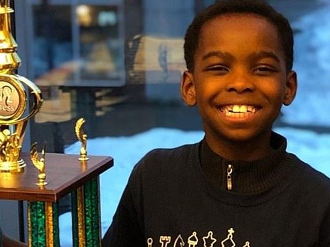 8 yaşındaki evsiz mülteci çocuk satranç şampiyonu oldu!