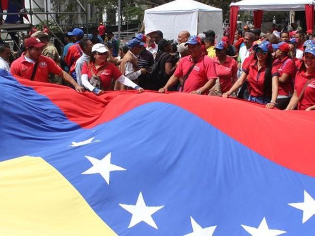 Venezuela'da muhalifler ve Maduro yanlıları sokaktaydı!