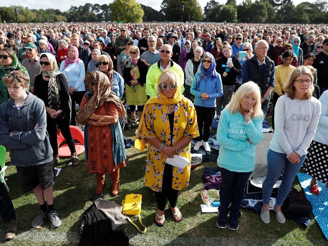Yeni Zelanda katliam kurbanlarını unutmadı... Binlerce insan anma töreninde buluştu!