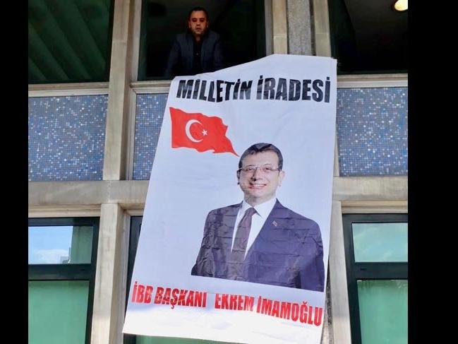 İBB binasında İmamoğlu fotoğrafıyla AKP'yi protesto
