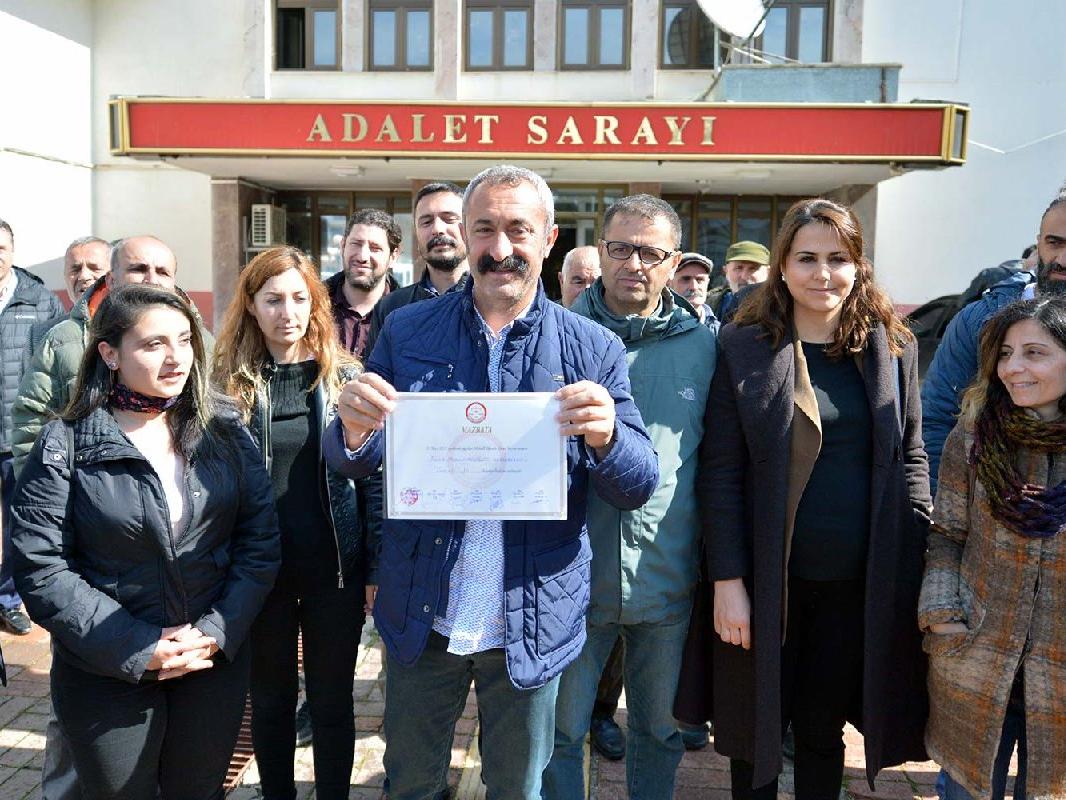Tunceli Belediye Başkanı Fatih Maçoğlu'nun mazbatası diğerlerine benzemiyor!