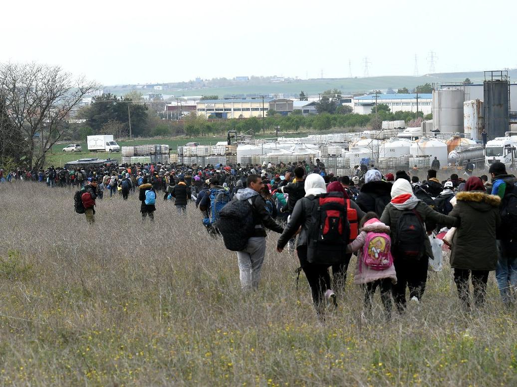 Komşuda mülteciler ayaklandı... Sınıra doğru ilerliyorlar!