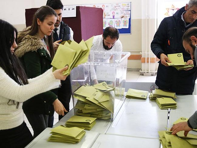 AKP, İstanbul'da 38 ilçedeki oyların yeniden sayılmasını istedi