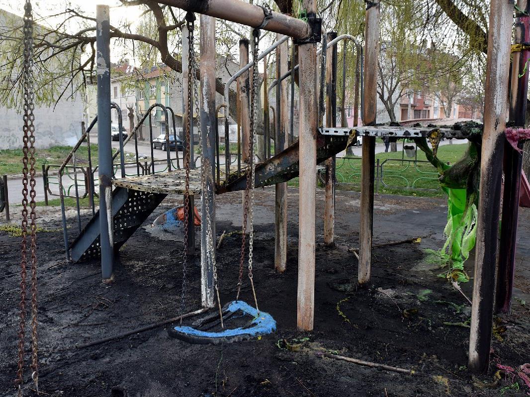 Şehir magandaları çocuk parkını yaktı
