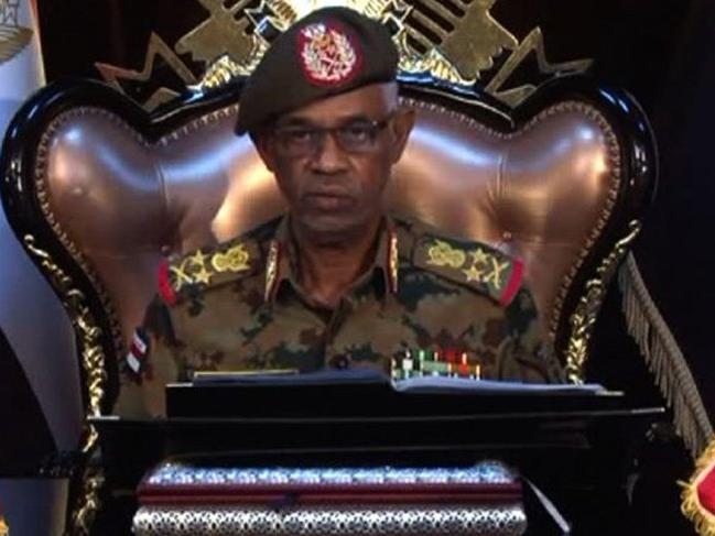 Sudan'da flaş istifa! Savunma Bakanı görevden ayrıldı