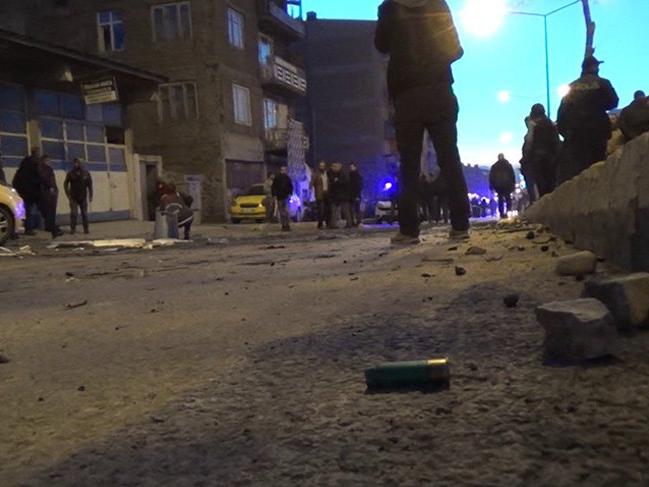 Erzurum'da akrabalar arasında taşlı, sopalı ve silahlı kavga!