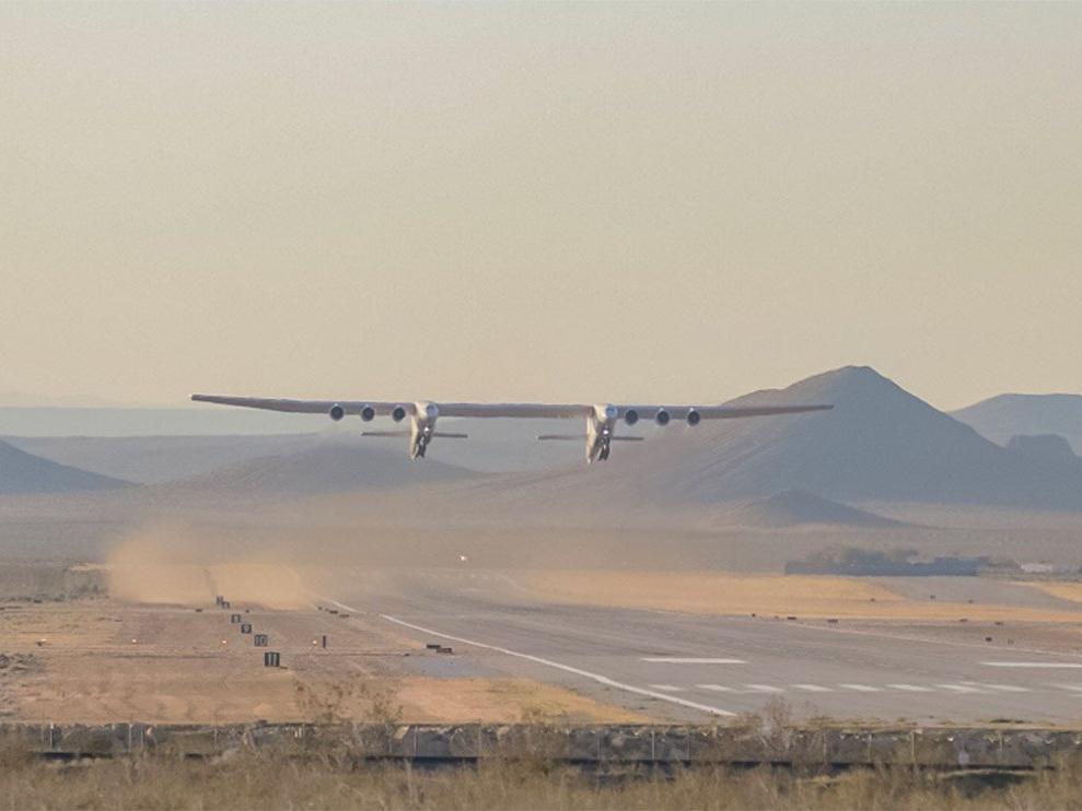 Dünyanın en büyük uçağı ilk kez göklerde!