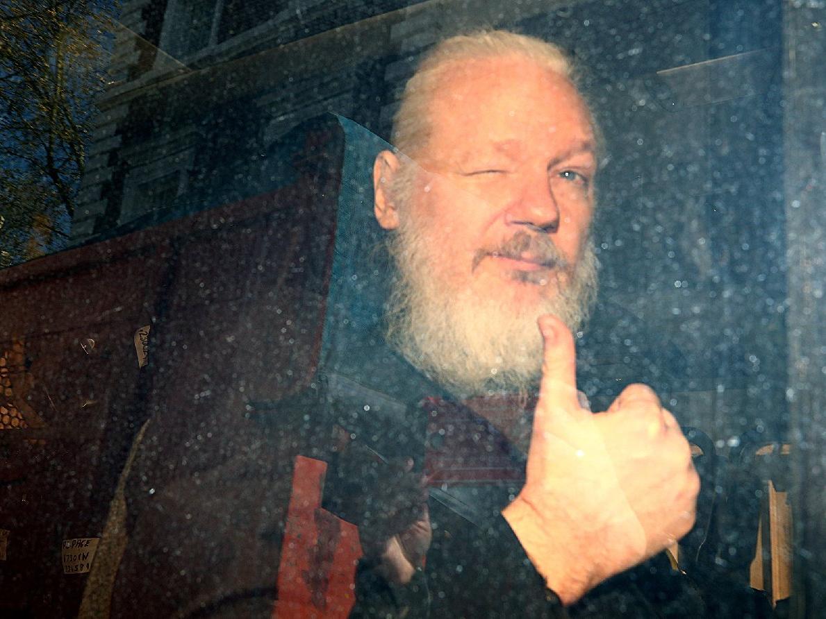 Assange'a şok suçlama: Elçiliği casusluk binasına çevirdi