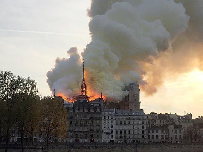 Notre Dame yandı, 'Kamburu' zirveye oturdu