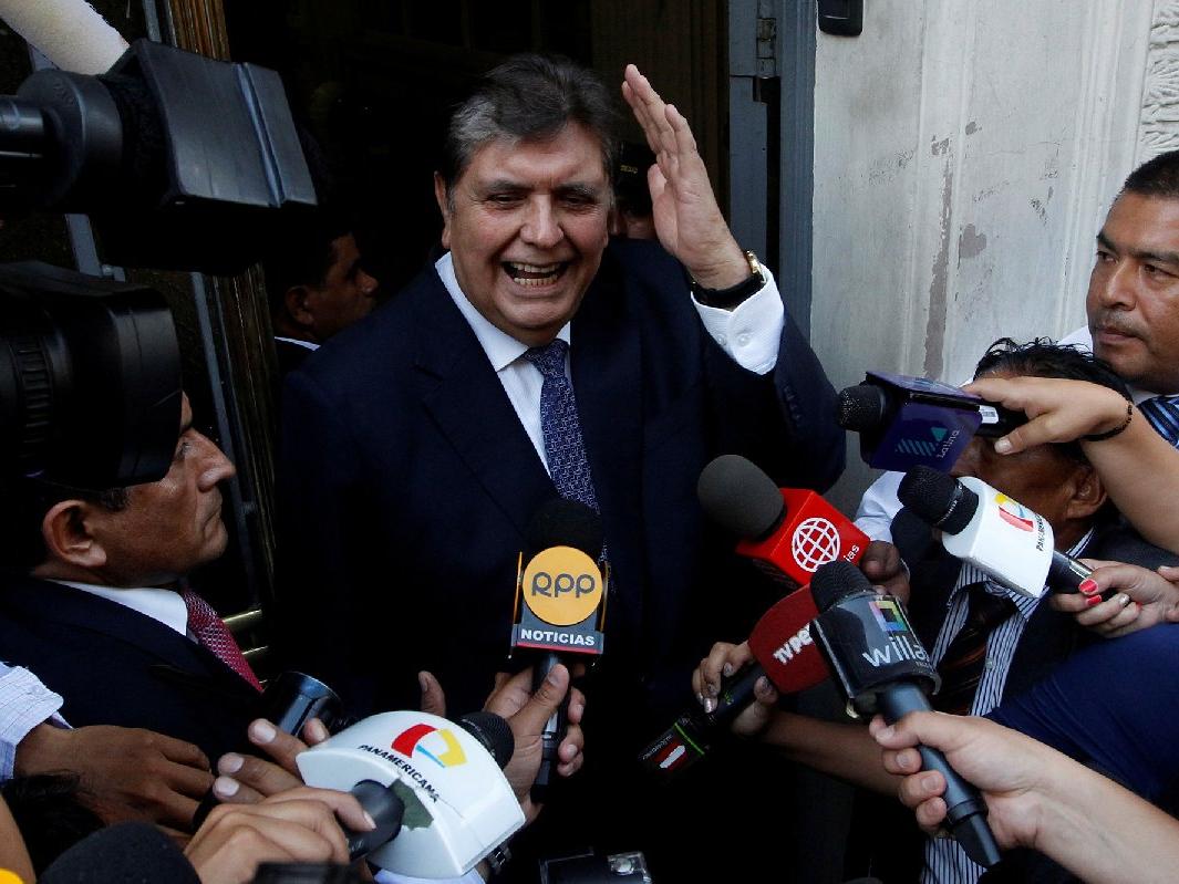 Peru'da eski devlet başkanı kendisini vurdu!