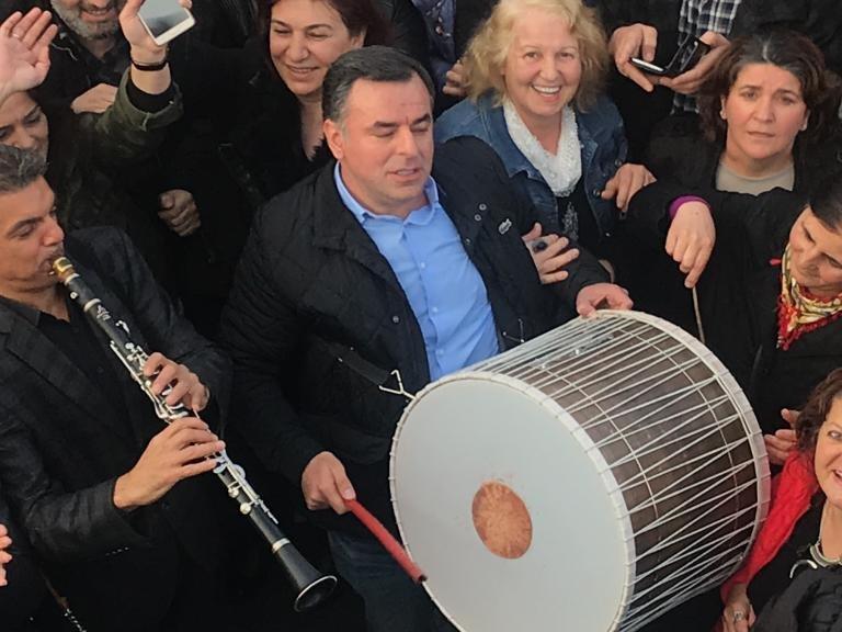 Barış Yarkadaş'tan davullu-zurnalı kutlama