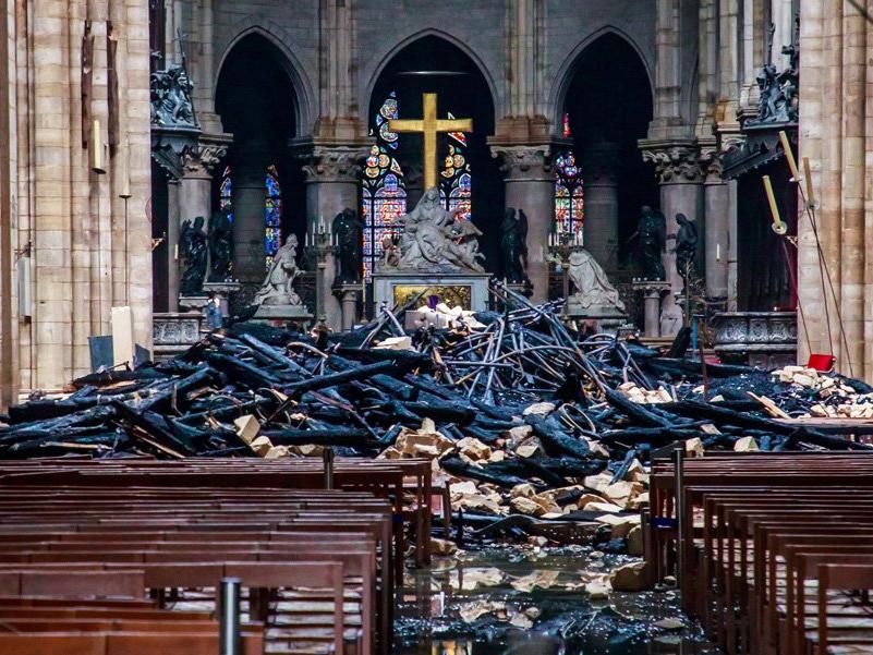 Tarihi katedralde yangın söndürüldü ama... İlk fotoğraflar geldi