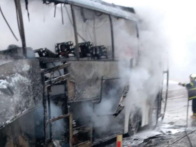 Seyir halindeyken alev alan yolcu otobüsü yandı