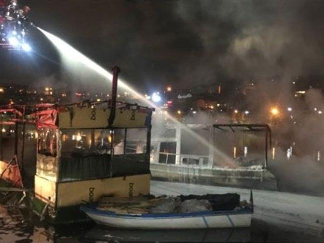 Haliç'te iki tekne alev alev yandı
