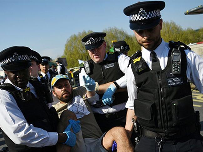 Londra'da gözaltı sayısı bine ulaştı!
