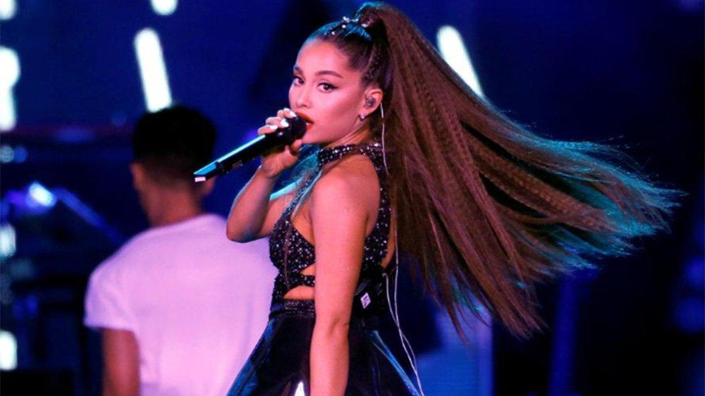 Ünlü şarkıcıya sahnede şok... Bir anda suratında patladı!