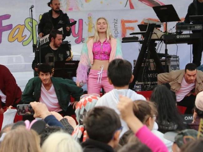 Aleyna Tilki Dünya Çocukları için sahneye çıktı