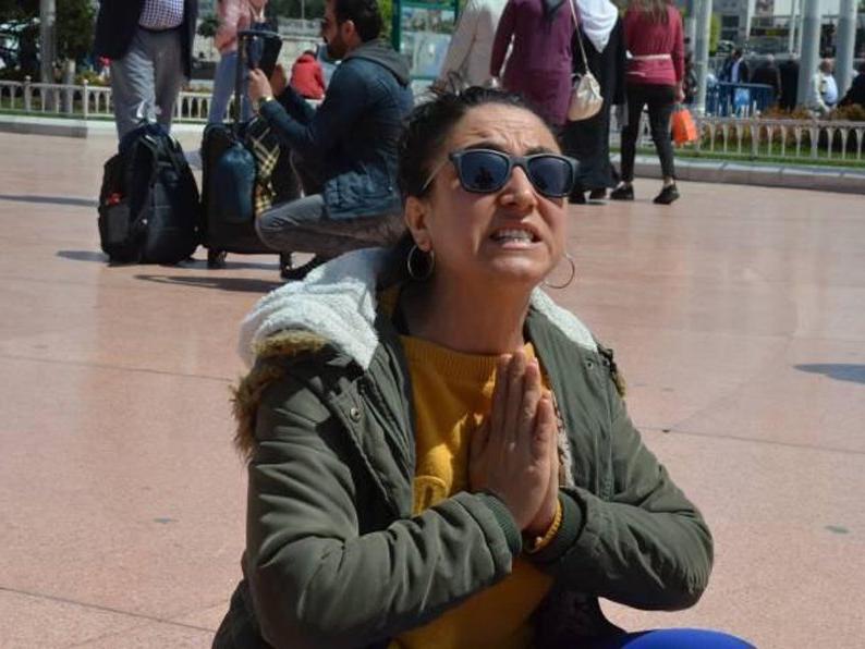 Taksim'de çocuk istismarını protesto eden kadın gözaltına alındı