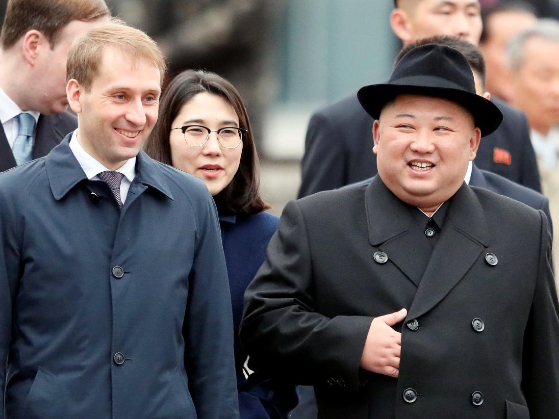 Kim, Rusya'da: Şapkasıyla dikkat çekti, tahta platformdan indi