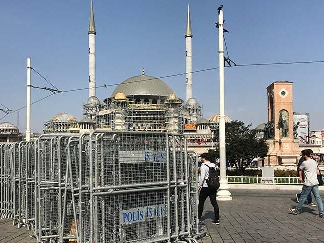 1 Mayıs öncesi Taksim’e polis bariyerleri getirildi
