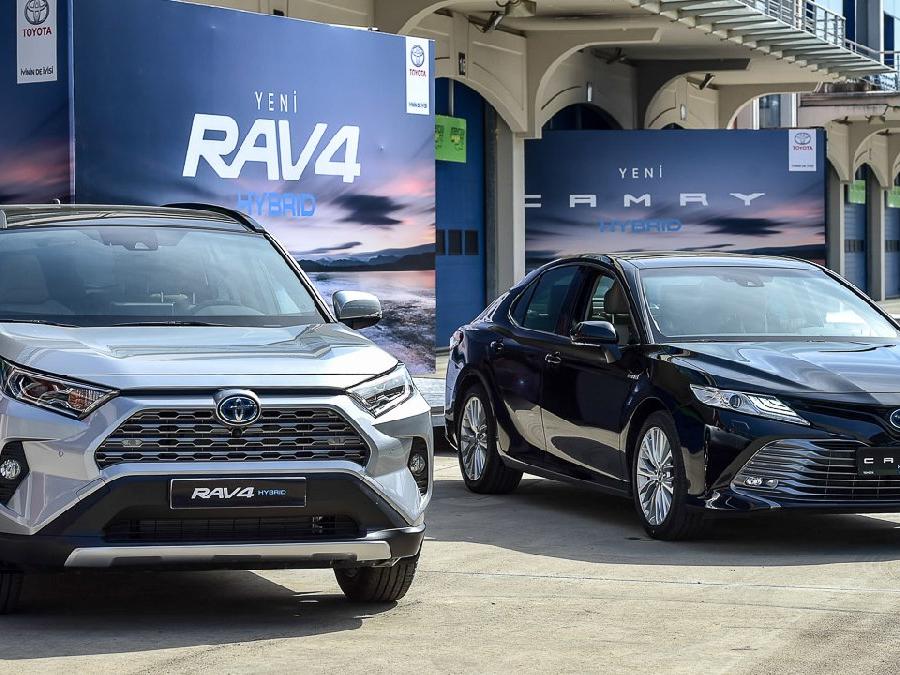 Yeni Toyota Camry Hybrid ve RAV4 Hybrid kaç para?
