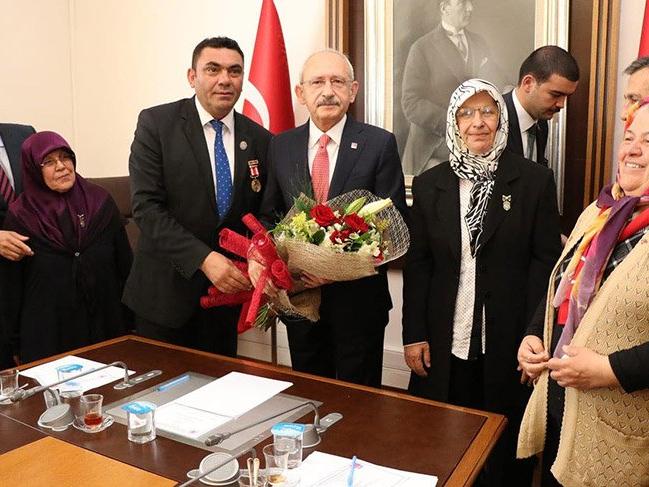 Şehit aileleri Kılıçdaroğlu'nu ziyaret etti