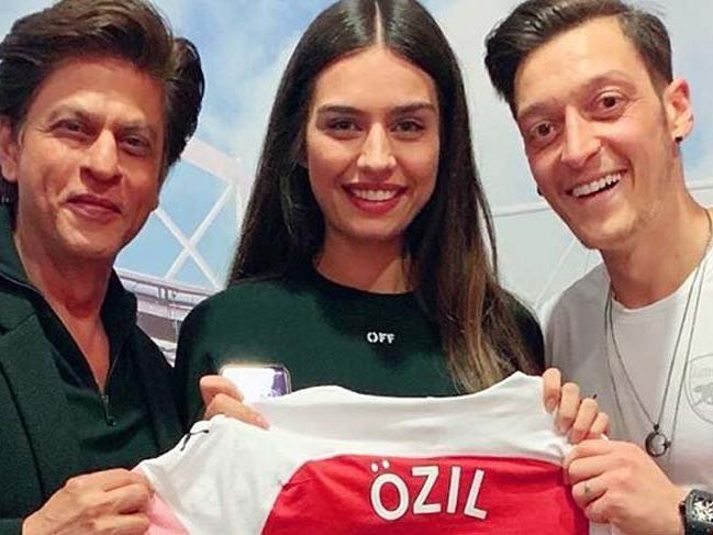 Mesut Özil ve Amine Gülşe ünlü Bollywood yıldızıyla buluştu