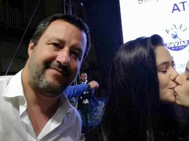 Faşist siyasetçiye selfie tuzağı: İki kadın bir anda öpüştü